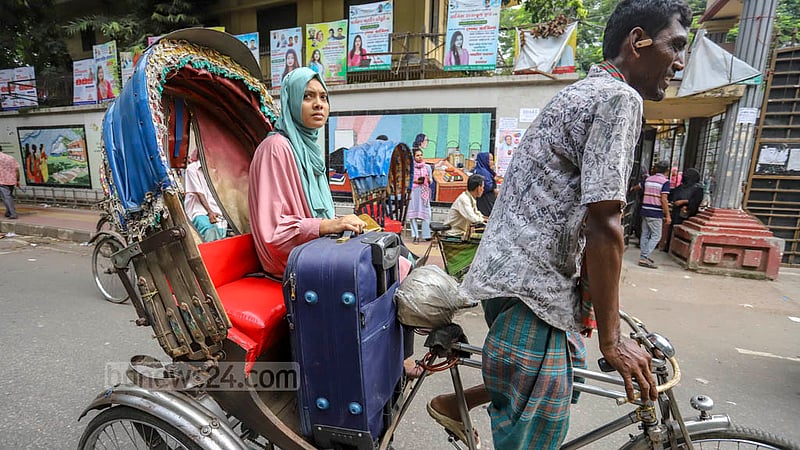 ঢাকার ইডেন কলেজে ছাত্রলীগের দুই পক্ষের মারামারির পর সোমবার অনেক আবাসিক শিক্ষার্থীকে ব্যাগ গুছিয়ে ছাত্রাবাস ছেড়ে যেতে দেখা যায়।