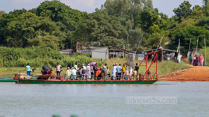 বেলায়েত মাঝির এই দেশি ফেরি লম্বায় ৬০ ফুট, চওড়া ১২ ফুট। বানাতে খরচ পড়েছে প্রায় ৮ লাখ টাকা।