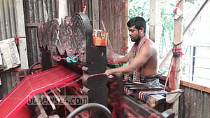 তাঁতে ‘দুর্দিন’, ‘বাপ-দাদার পেশা তাই আঁকড়ে আছি’