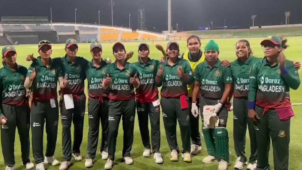 ফুটবলের মেয়েদের সাফল্যে উচ্ছ্বসিত ক্রিকেটের মেয়েরা
