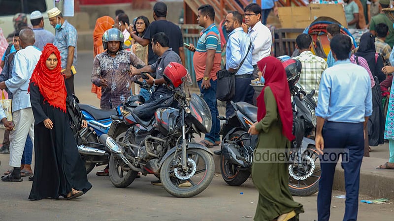 অ্যাপ ছাড়াই রাইড শেয়ার বেড়েছে ঢাকায়, সড়কে হাঁকডাক করে যাত্রী তুলছেন তারা। তাতে অনেক যাত্রীই রাইড শেয়ারের চালক খুঁজতে বিভ্রান্ত হয়ে পড়েন, বিব্রতকর অবস্থায় পড়েন সাধারণ বাইকারও।