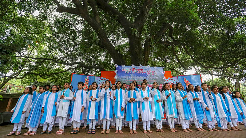 চারুকলার বকুলতলায় শুক্রবার শরৎ উৎসবে সংগীত পরিবেশন করছে শিশু শিল্পীরা ।