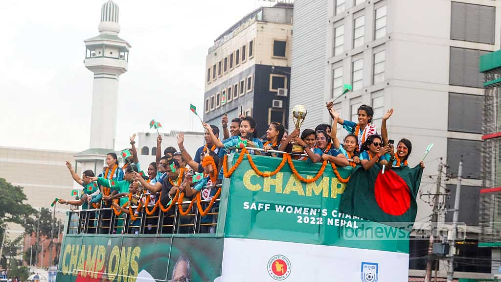 ট্রফি হাতে বীর মেয়েদের জয়যাত্রা