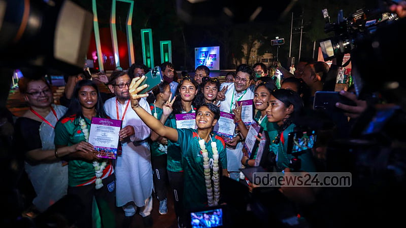 কেন্দ্রীয় শহীদ মিনারে সোমবার সাফ চ্যাম্পিয়নশিপজয়ী নারী ফুটবলারদের সংবর্ধনা অনুষ্ঠানে নারী ফুটবলারদের সঙ্গে এক ফ্রেমে সাংস্কৃতিক ব্যক্তিত্বরা।