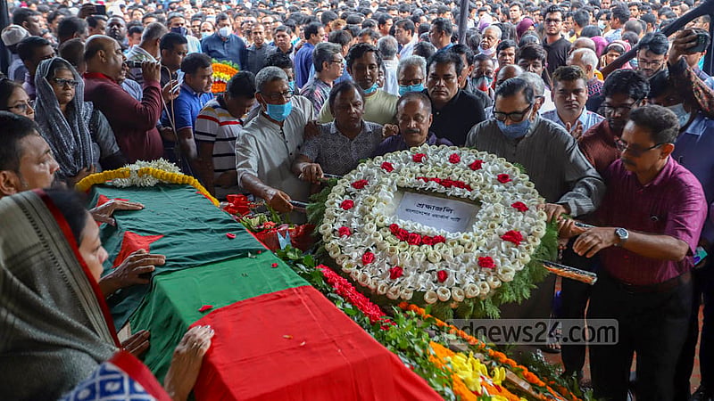কেন্দ্রীয় শহীদ মিনার প্রাঙ্গণে সোমবার সংসদ উপনেতা সৈয়দা সাজেদা চৌধুরীর কফিনে বাংলাদেশের ওয়ার্কার্স পার্টির তরফে শ্রদ্ধ জানান রাশেদ খান মেনন।
