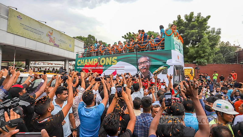 সাফ শিরোপা জিতে দেশে ফেরা মেয়েদের অভিবাদন জানাতে ফুটবলপ্রেমীরা হাজির হয়েছিলেন বিমানবন্দর এলাকায়। বুধবার ঢাকার শাহজালাল আন্তর্জাতিক বিমানবন্দরের সামনের সড়কের ছবি। ছবি: আসিফ মাহমুদ অভি