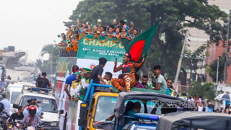 ছাদ খোলা বাসে ঢাকার পথে পথে সমর্থকদের&amp;nbsp;অভিবাদন ও ভালোবাসায় সিক্ত&amp;nbsp;নারী সাফ চ্যাম্পিয়নশিপের প্রথম শিরোপা জয়ী&amp;nbsp;ফুটবলাররা।&amp;nbsp;ছবি: আসিফ মাহমুদ অভি