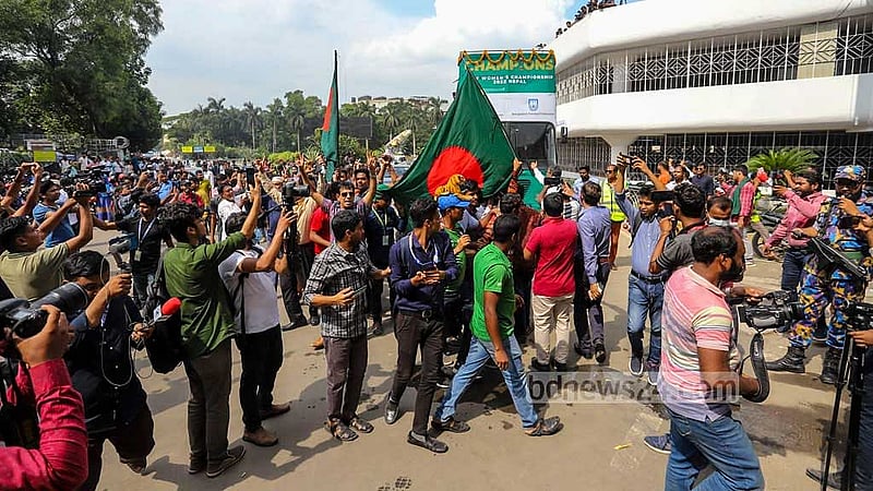 সাফ চ্যাম্পিয়নশিপ বিজয়ী নারী ফুটবল দলকে বরণ করে নিতে বুধবার দুপুরে ঢাকার শাহজালাল আন্তর্জাতিক বিমানবন্দরে ফুটবলপ্রেমীদের ভিড়। ছবি: আসিফ মাহমুদ অভি