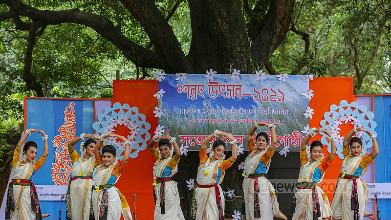 চারুকলার বকুলতলায় শুক্রবার শরৎ উৎসবে দলীয় নৃত্য পরিবেশন করেন শিল্পীরা।