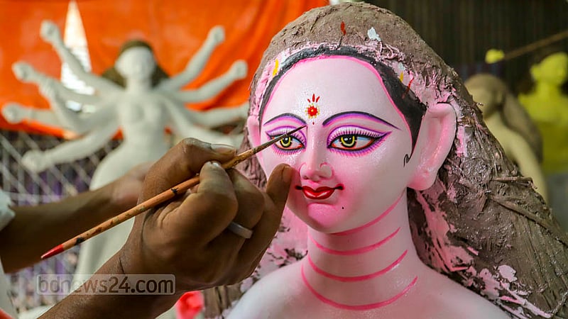 দুর্গাপূজাকে সামনে রেখে মণ্ডপে মণ্ডপে চলছে প্রতিমা তৈরির শেষ মুহূর্তের কাজ। পুরান ঢাকার নর্থব্রুক হল রোডের দুর্গা মন্দিরে রঙ তুলিতে প্রতিমা সাজাতে ব্যস্ত মৃৎশিল্পীরা।