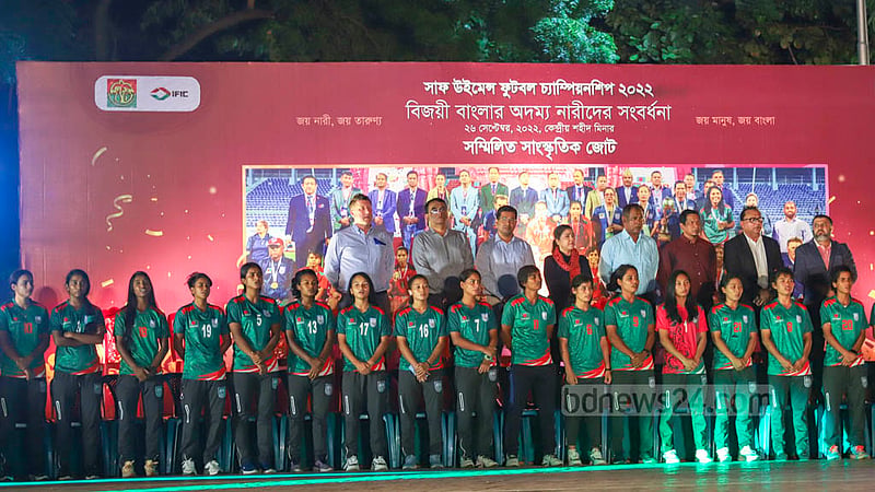 কেন্দ্রীয় শহীদ মিনারে সোমবার&amp;nbsp; সাফ চ্যাম্পিয়নশিপজয়ী নারী ফুটবলারদের সংবর্ধনা অনুষ্ঠান শুরু হয় জাতীয় সংগীত দিয়ে।
