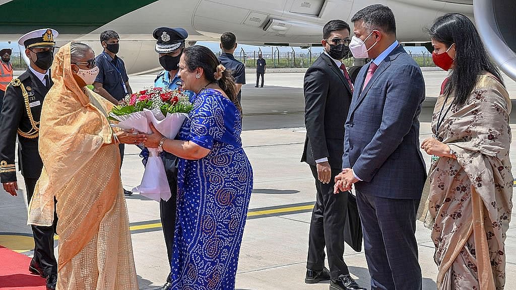 প্রধানমন্ত্রীর ভারত সফর: দিবে আর নিবে, মিলাবে মিলিবে