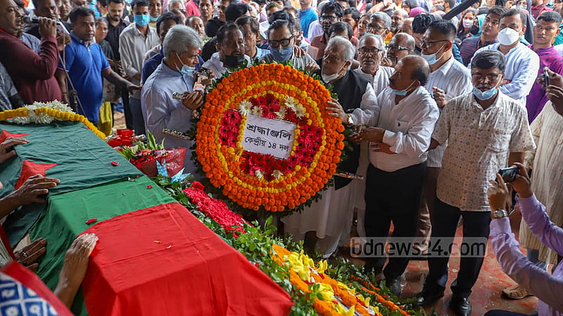 কেন্দ্রীয় শহীদ মিনারের প্রাঙ্গণে সোমবার বর্ষীয়ান রাজনীতিক সৈয়দা সাজেদা চৌধুরীকে শ্রদ্ধা জানান ১৪ দলের নেতাকর্মীরা।