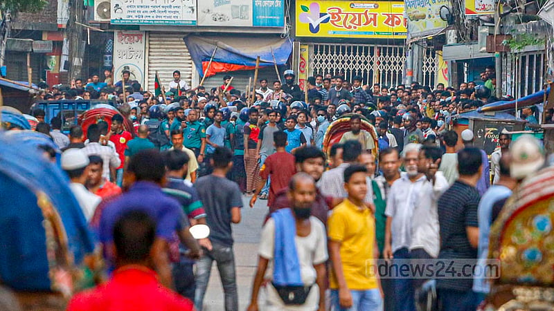 দেশের বিভিন্ন স্থানে দলীয় কর্মসূচিতে পুলিশের ‘হামলার’ প্রতিবাদে সোমবার ঢাকার হাজারীবাগে বিএনপির বিক্ষোভ সমাবেশ ঘিরে ওই এলাকায় আওয়ামী লীগ ও বিএনপির কর্মীদের মধ্যে উত্তেজনা দেখা দেয়।
