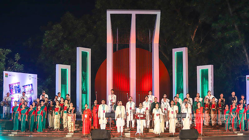 কেন্দ্রীয় শহীদ মিনারে সোমবার&amp;nbsp; সাফ চ্যাম্পিয়নশিপজয়ী নারী ফুটবলারদের সংবর্ধনা অনুষ্ঠান শুরু হয় জাতীয় সংগীত দিয়ে।