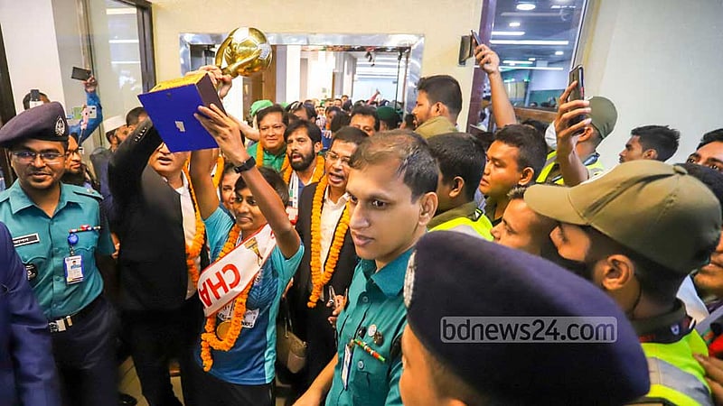 নেপালে নারী সাফ চ্যাম্পিয়নশিপ জিতে বুধবার দুপুর দুইটার একটু আগে ঢাকায় পা রাখে বাংলাদেশ দল। বিমানবন্দরে ট্রফি হাতে উচ্ছসিত অধিনায়ক সাবিনা খাতুন। ছবি: আসিফ মাহমুদ অভি