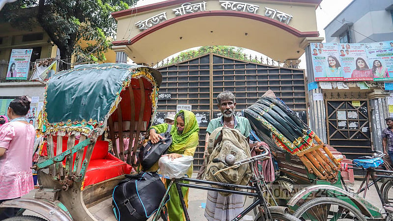 ঢাকার ইডেন কলেজে ছাত্রলীগের দুই পক্ষের মারামারির পর সোমবার অনেক আবাসিক শিক্ষার্থীকে ব্যাগ গুছিয়ে ছাত্রাবাস ছেড়ে যেতে দেখা যায়।
