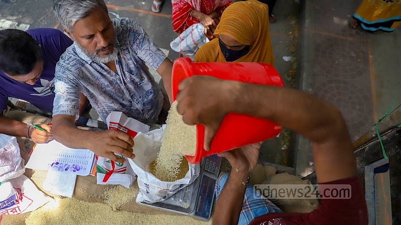 দুর্মূল্যের বাজারে কিছুটা সাশ্রয়ের আশায় ওএমএসের ট্রাক থেকে চাল কিনছেন এক ব্যক্তি।