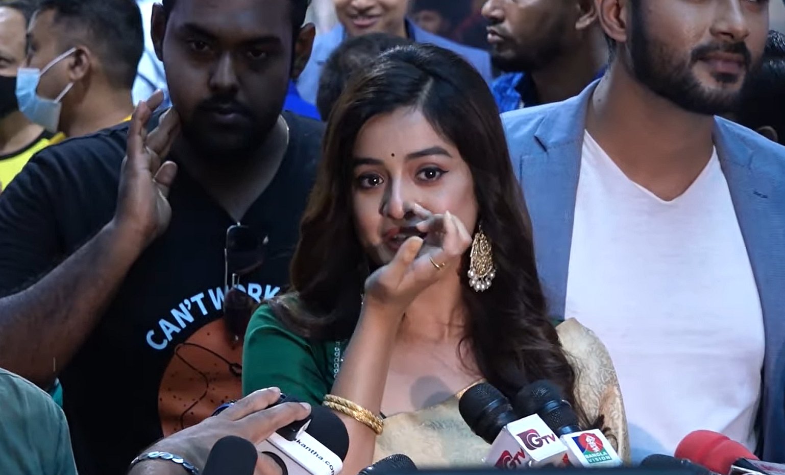 ‘অপারেশন সুন্দরবন’র প্রিমিয়ারে খুশিতে কাঁদলেন দর্শনা