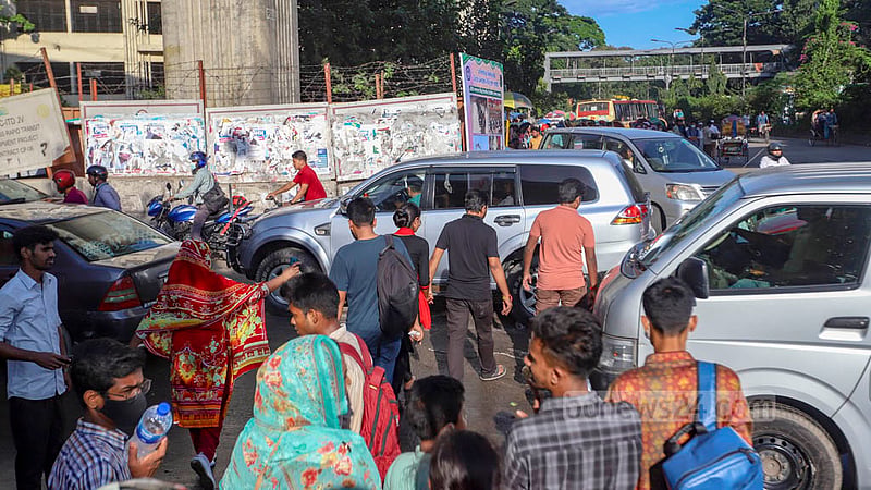 চলন্ত গাড়ির সামনে দিয়ে ঝুঁকি নিয়ে রাস্তার পার হওয়ার এই দৃশ্য প্রতিদিনের। অথচ একটু অপেক্ষা করে গাড়ি থামার সিগন্যাল পড়লে অনায়েশেই পার হওয়া যায় রাস্তা।