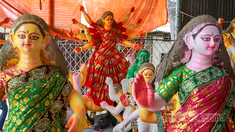 দুর্গোৎসবকে সামনে রেখে পুরান ঢাকার নর্থব্রুক হল রোডের দুর্গা মন্দিরে দেবী দুর্গা। ৪০ হাজার টাকা থেকে ৪ লাখ টাকার মধ্যে এসব প্রতিমা নির্মাণ করা হয়।