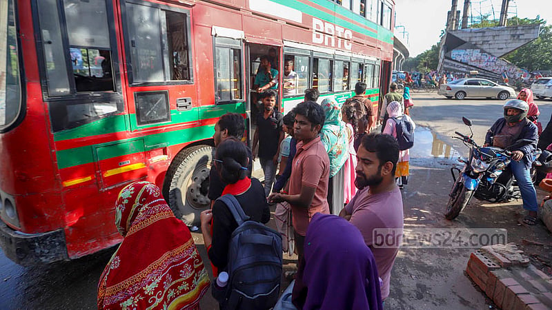ঢাকার গুরুত্বপূর্ণ সব জায়গায় বাস থামার জন্য রয়েছে নির্ধারিত স্টপেজ; তারপরও সড়কের মাঝে বাস থামিয়ে চলে যাত্রী উঠা-নামা।
