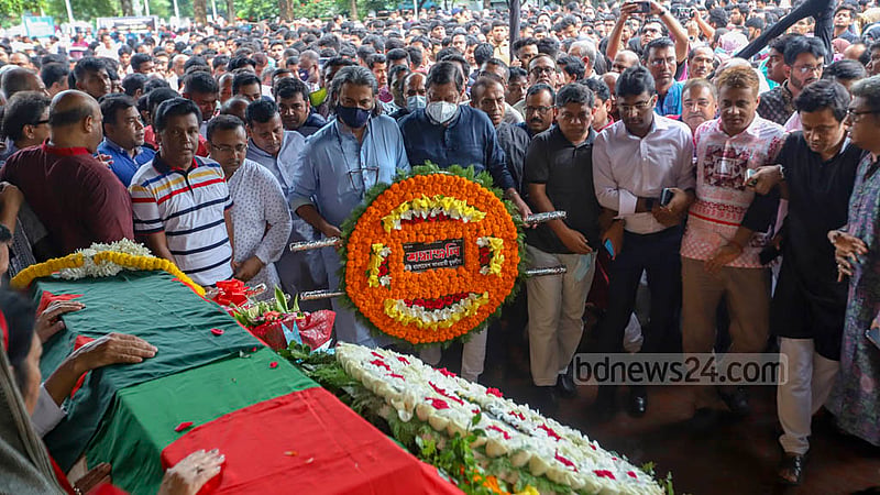 কেন্দ্রীয় শহীদ মিনার প্রাঙ্গণে সোমবার বর্ষীয়ান রাজনীতিক সৈয়দা সাজেদা চৌধুরীকে শ্রদ্ধা জানাতে আসে বিভিন্ন রাজনৈতিক সংগঠন।