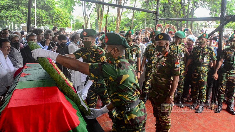 কেন্দ্রীয় শহীদ মিনারে সংসদ উপনেতা সৈয়দা সাজেদা চৌধুরীর কফিনে সোমবার দুপুরে রাষ্ট্রপতির তরফে ফুল দিয়ে শ্রদ্ধা জানানো হয়।