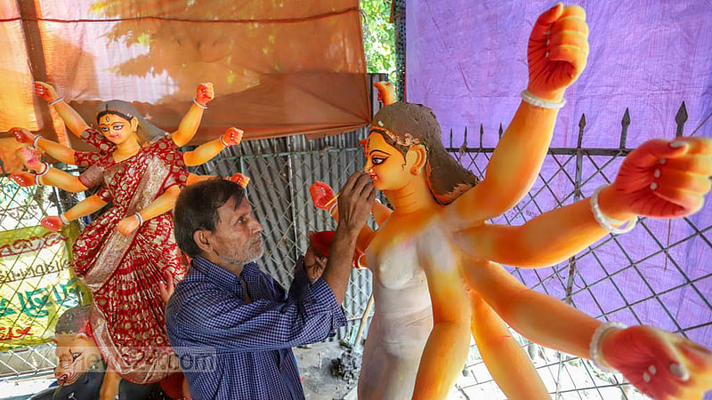 হিন্দু ধর্মাবলম্বীদের সবচেয়ে বড় উৎসব দুর্গাপূজাকে সামনে রেখে ঢাকার নর্থব্রুক হল রোডের দুর্গা মন্দিরে প্রতিমা তৈরির কাজে ব্যস্ততায় মৃৎশিল্পীরা।