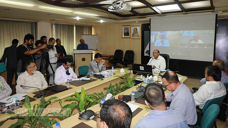 বাংলাদেশ টেলিযোগাযোগ নিয়ন্ত্রণ কমিশনের সম্মেলন কক্ষে সোমবার সংবাদ সম্মেলনে বিটিআরসির চেয়ারম্যান শ্যাম সুন্দর সিকদার।