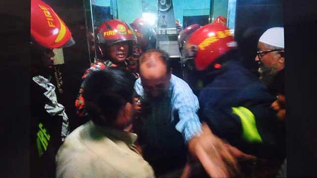 চকবাজারে কিছুক্ষণ লিফটে আটকে ছিলেন ১০ জন