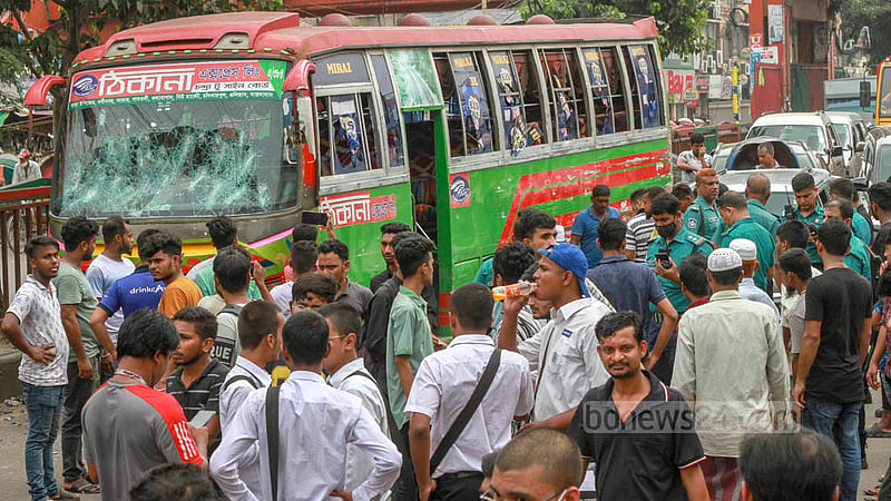 ঠিকানা পরিবহনের একটি বাস সোমবার ঢাকার নিউ মার্কেট এলাকায় এক রিকশাকে চাপা দিলে একজন আহত হয়। এতে উত্তেজিত জনতা ভাংচুর করে বাসটি।