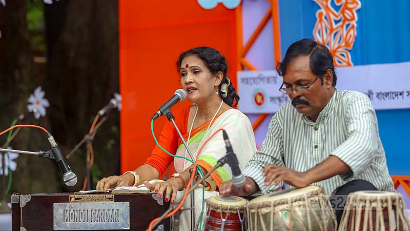 চারুকলার বকুলতলায় শুক্রবার শরৎ উৎসবে একক সংগীত পরিবেশন করেন এক শিল্পী ।