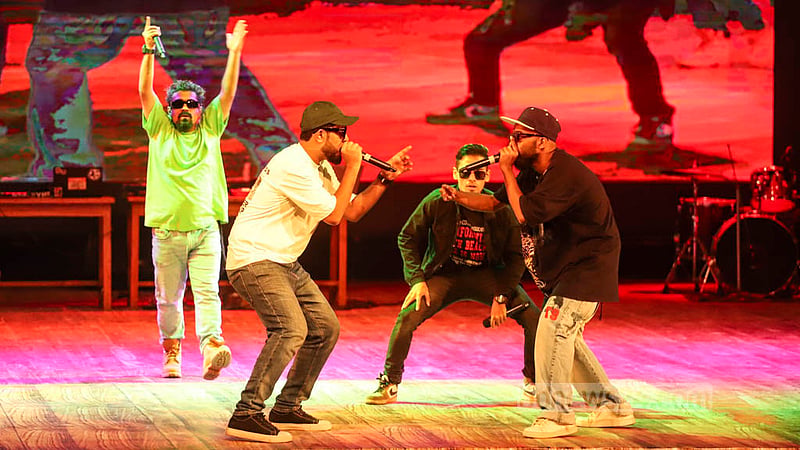 ইয়েস একাডেমি বাংলাদেশ আয়োজিত প্রশিক্ষণ কর্মশালার শেষ দিন বৃহস্পতিবার প্রশিক্ষণার্থী বাংলাদেশি তরুণদের র‌্যাপ সঙ্গীত পরিবেশনা।