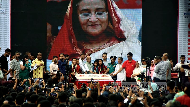 জামালখান চত্বরে সংবর্ধনা অনুষ্ঠানে বুধবার আওয়ামী লীগ সভাপতি ও প্রধানমন্ত্রী শেখ হাসিনার ৭৫তম জন্মদিনে কেক কাটেন নারী ফুটবলারসহ অন্যান্য অতিথি।