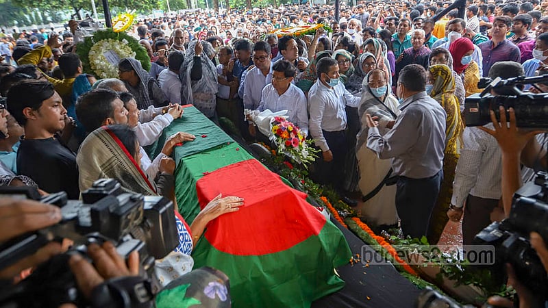কেন্দ্রীয় শহীদ মিনার প্রাঙ্গণে সোমবার বর্ষীয়ান রাজনীতিক সৈয়দা সাজেদা চৌধুরীকে শ্রদ্ধা জানাতে আসেন বিভিন্ন শ্রেণির মানুষ।