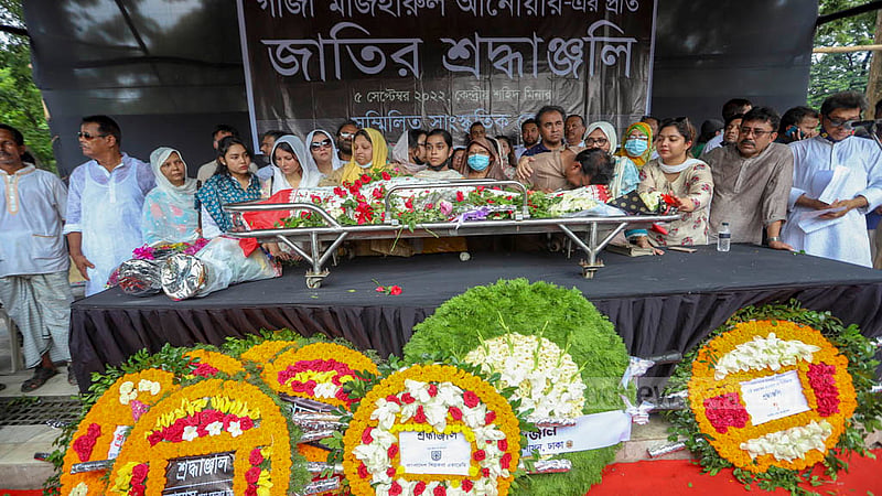 কেন্দ্রীয় শহীদ মিনার প্রাঙ্গণে সোমবার গীতিকার গাজী মাজহারুল আনোয়ারের কফিনের পাশে পরিবারের সদস্যরা।