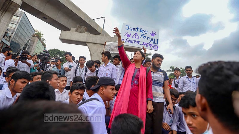 ফের সড়কে শিক্ষার্থীর মৃত্যু; নিরাপদ সড়কের দাবিতে সোমবার ফার্মগেইট মোড় অবরোধ করে স্লোগান দিতে থাকেন সরকারি বিজ্ঞান স্কুলসহ কয়েকটি শিক্ষা প্রতিষ্ঠানের পড়ুয়ারা।