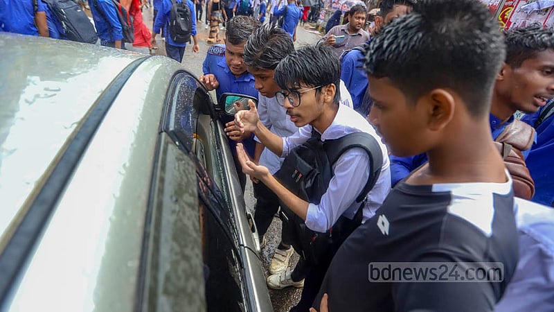 ঢাকায় সড়কে স্কুলছাত্রের মৃত্যুর পর ফার্মগেইটে চালকের লাইসেন্স ও গাড়ির কাগজ যাচাই শুরু করে শিক্ষার্থীরা।