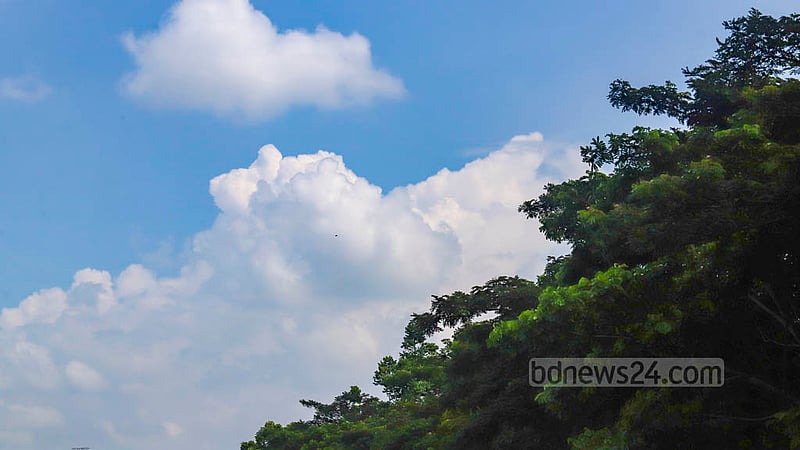 শরৎ এসেছে, মেঘের ওড়াওড়ির দিন এখন। ভাদ্রের শেষে শনিবার সকাল থেকেই ঢাকার আকাশ ছড়িয়েছিল শরতের রঙ। নীল আকাশে সাদা মেঘের সঙ্গে ঝলমলে রোদ।