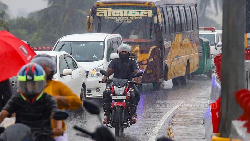 ঢাকার মেয়র হানিফ ফ্লাইওভারের উপরে সোমবার দুপুরের হঠাৎ বৃষ্টিতে বিপাকে পড়েন মোটরসাইকেল চালকেরা।