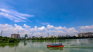 শরতের আকাশে সাদা মেঘের আনাগোনা