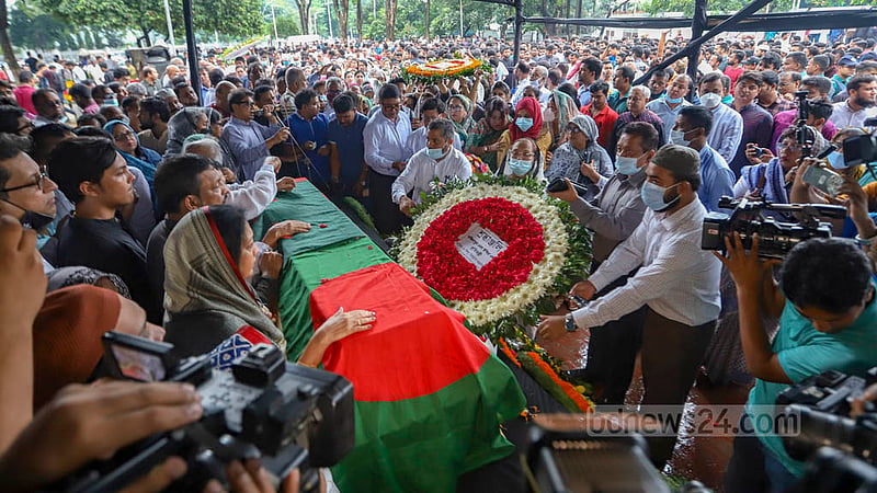কেন্দ্রীয় শহীদ মিনার প্রাঙ্গণে সোমবার বর্ষীয়ান রাজনীতিক সৈয়দা সাজেদা চৌধুরীকে শ্রদ্ধা জানাতে আসে বিভিন্ন রাজনৈতিক সংগঠন।