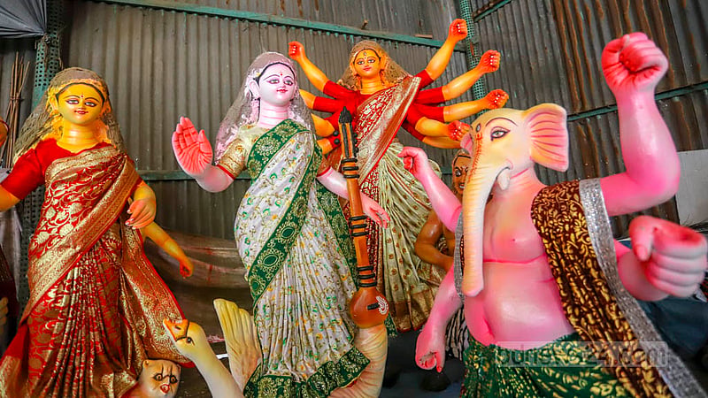 দুর্গোৎসবকে সামনে রেখে পুরান ঢাকার নর্থব্রুক হল রোডের দুর্গা মন্দিরে দেবী দুর্গা। ৪০ হাজার টাকা থেকে ৪ লাখ টাকার মধ্যে এসব প্রতিমা নির্মাণ করা হয়।