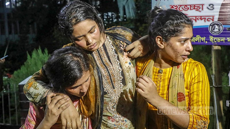 ইডেন কলেজে রোববার শাখা ছাত্রলীগের দুপক্ষের মধ্যে মারামারিতে আহত একজনকে হাসপাতালে নেওয়া হচ্ছে।