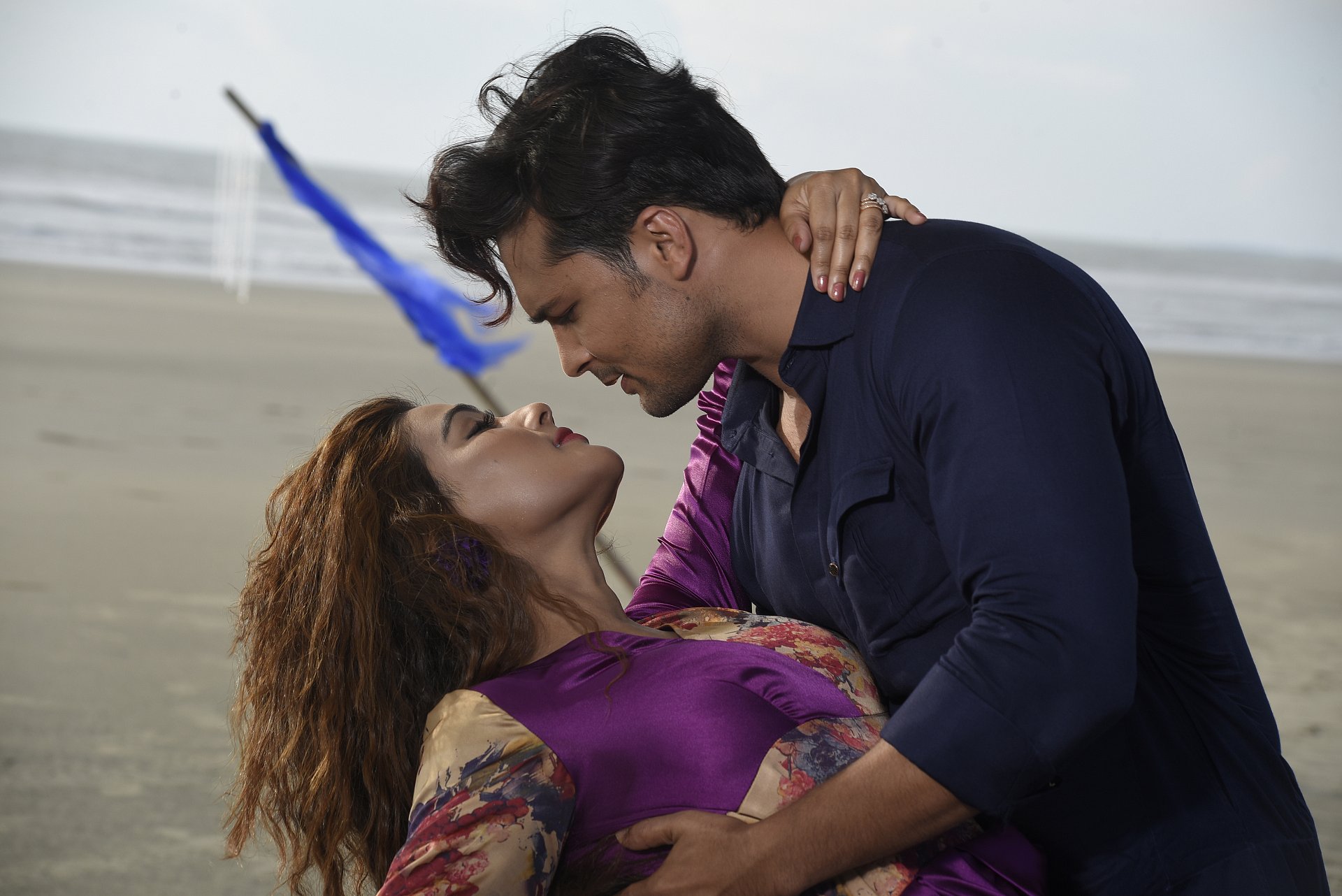মাহি-আদর গাইলেন, ‘যাও পাখি বলো তারে’