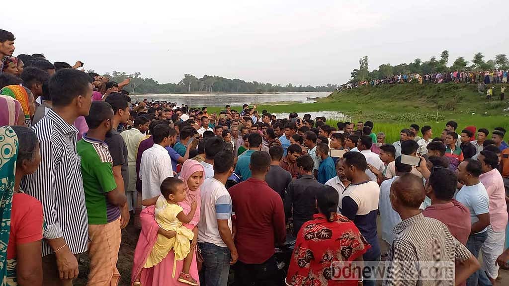 উৎসবের মুহূর্ত শোকে স্তব্ধ