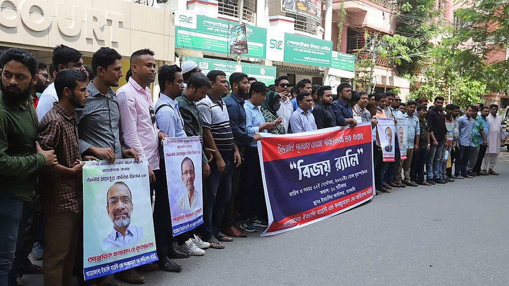 ইভ্যালির সামনে শতশত পাওনাদারের ভিড়