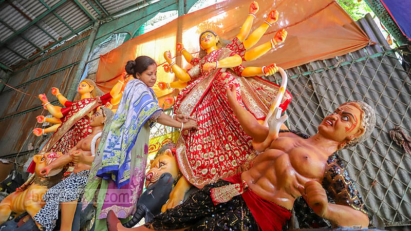 দুর্গোৎসবকে সামনে রেখে প্রতিমা তৈরিতে ব্যস্ত সময় পার করছেন শিল্পীরা।