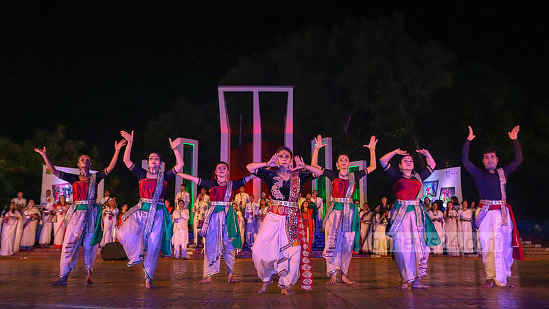 কেন্দ্রীয় শহীদ মিনারে সোমবার&amp;nbsp; সাফ চ্যাম্পিয়নশিপজয়ী নারী ফুটবলারদের সংবর্ধনা অনুষ্ঠানে ছিল নাচের আয়োজনও।